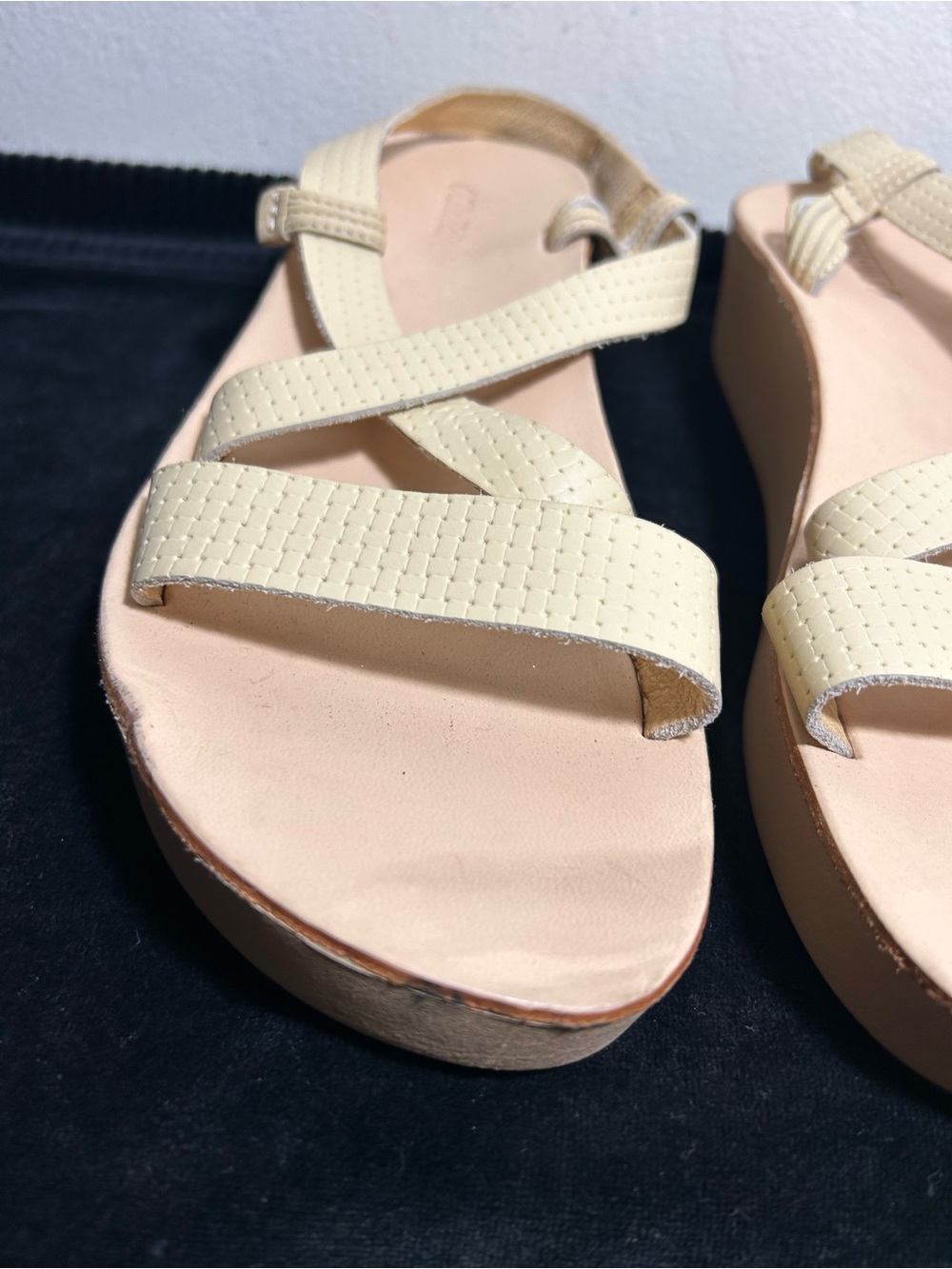 Olukai Comfort Cross-Strap Sandals in Light Yellow Sz 8 - Picture 4 of 10